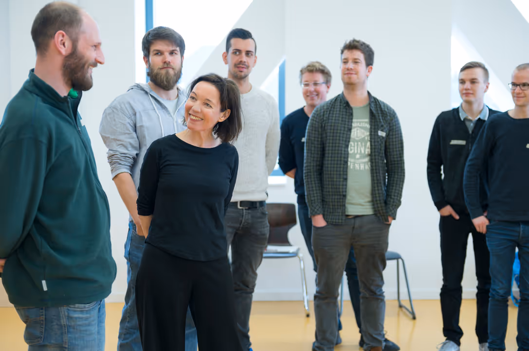 Christiane Leiste leitet einen Deep-Democracy-Workshop mit einer Gruppe von Teilnehmenden